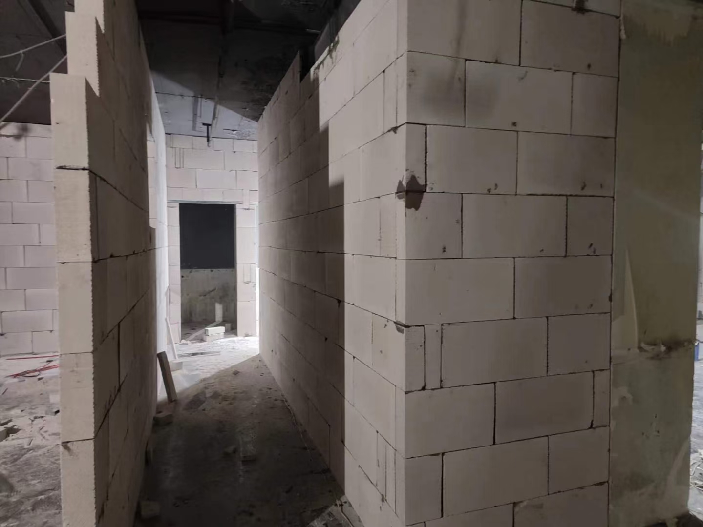 轻质砖隔墙施工场景